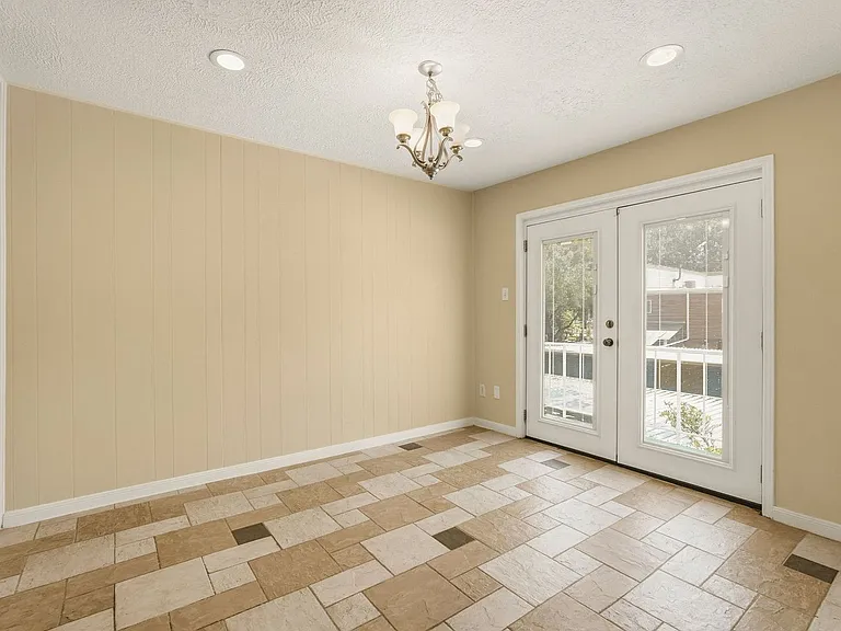 496 N Post Oak Ln — Photo 9