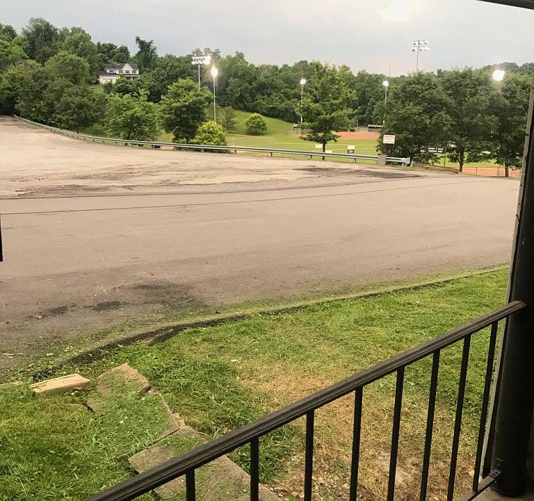 885 park in front yard walk to ballpark