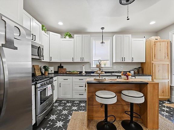 5th image of 324 White St