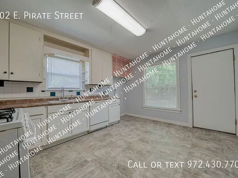 102 E Pirate St — Photo 6