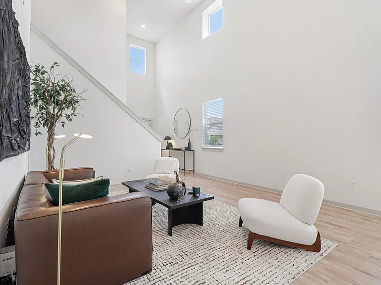 220 Merrick Rd — Photo 4