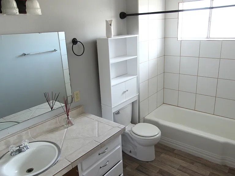 1425 Bunting Ave — Photo 8
