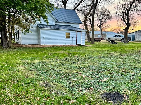 2nd image of 302 3rd St