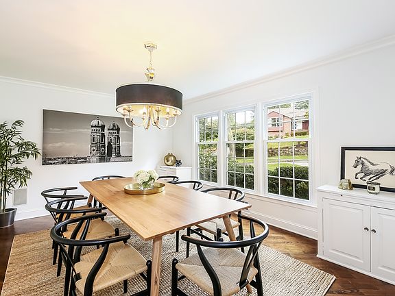 4th image of 32 Pinehurst Dr
