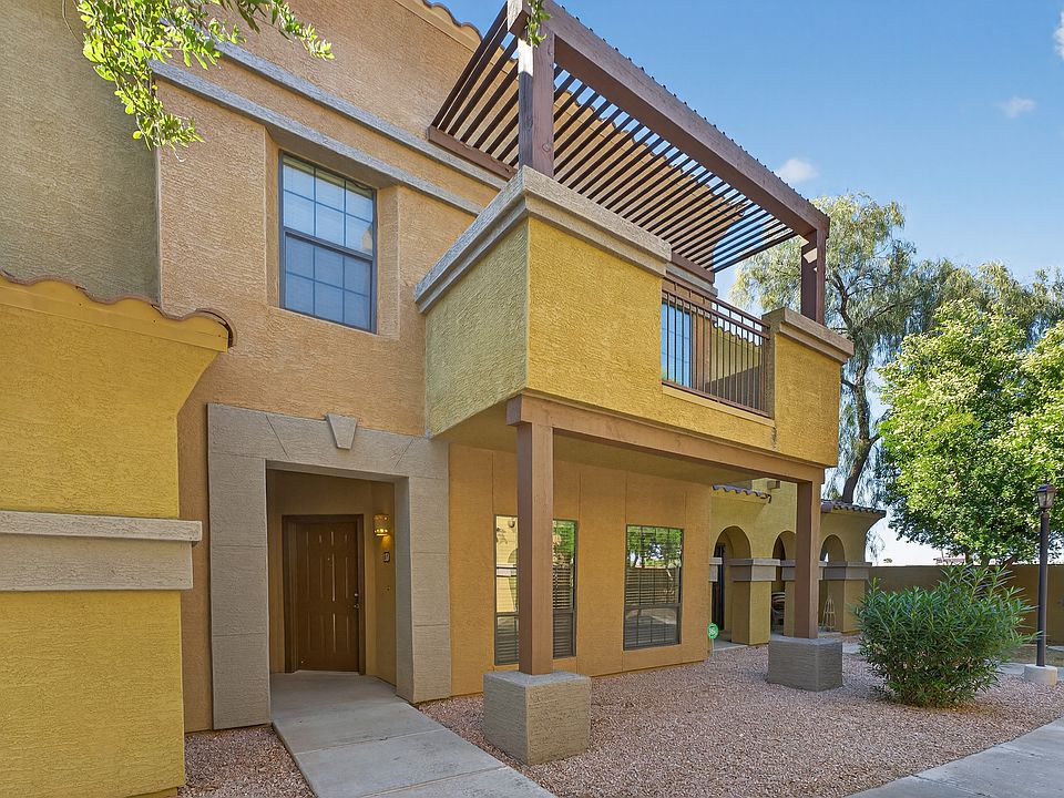 Tuscan style townhouse w/ attached balcony. BBQ grills nearby.