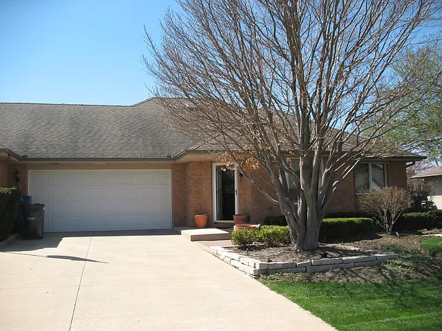986 Edgewater Dr photo 1