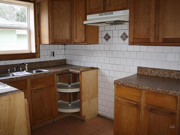 5th image of 4048 Gilmore St