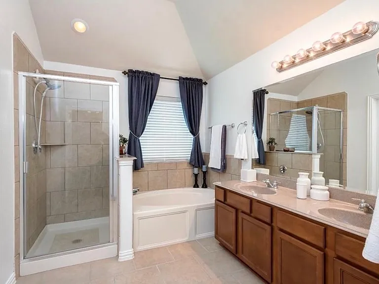 2822 Lockeridge Cove Dr — Photo 5