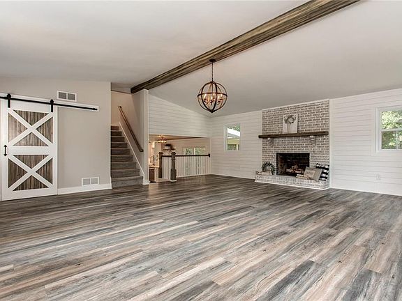 5th image of 302 Summer Ct