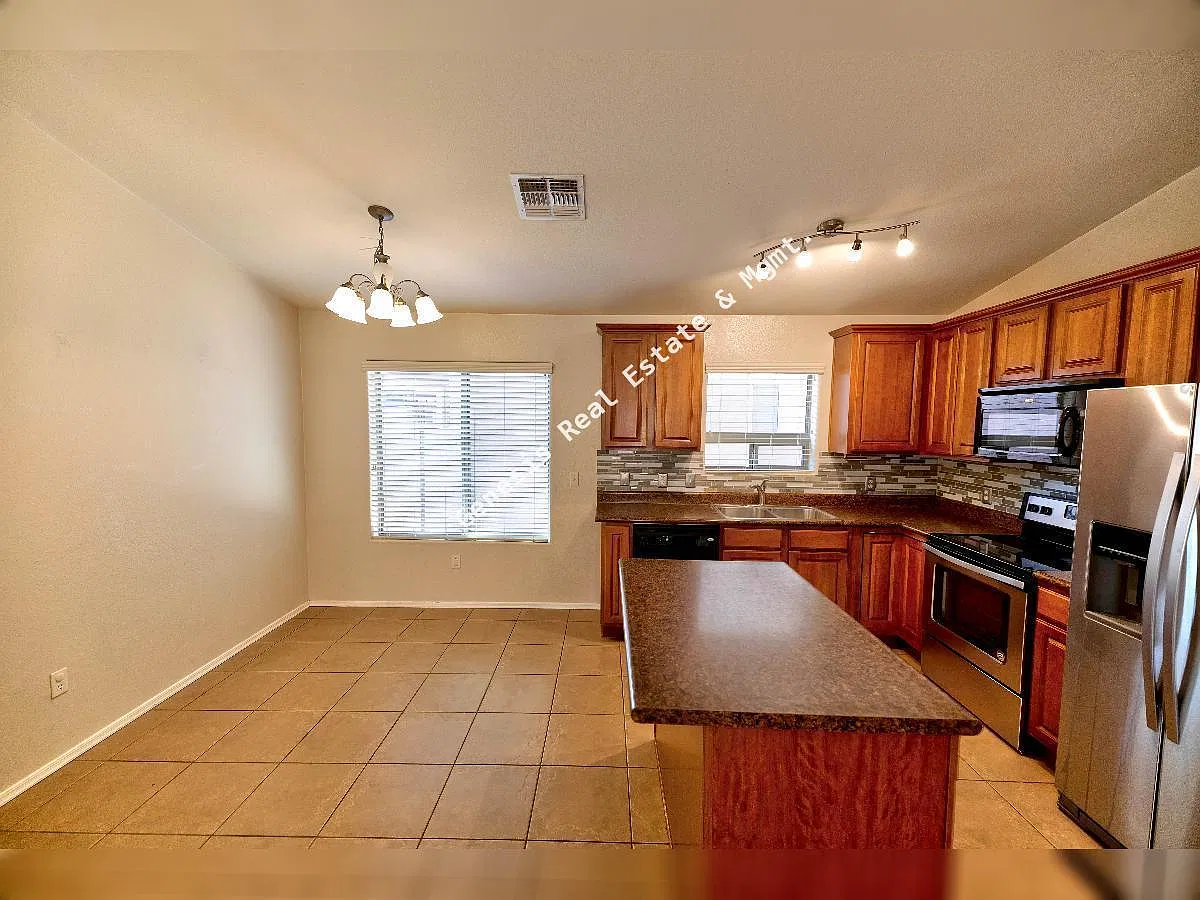 3 bed, 2.0 bath, 1556 sqft, $1,850 — Photo 2