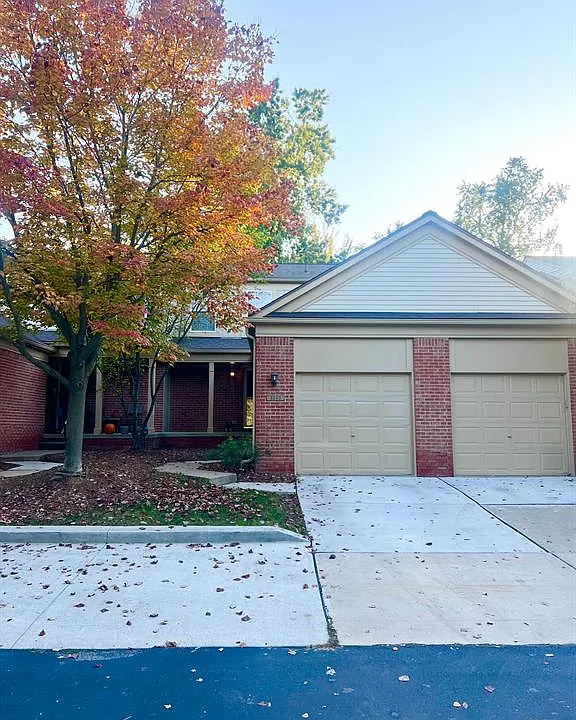 3143 Village Cir S