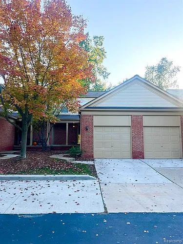 3143 Village Cir S Photo 1