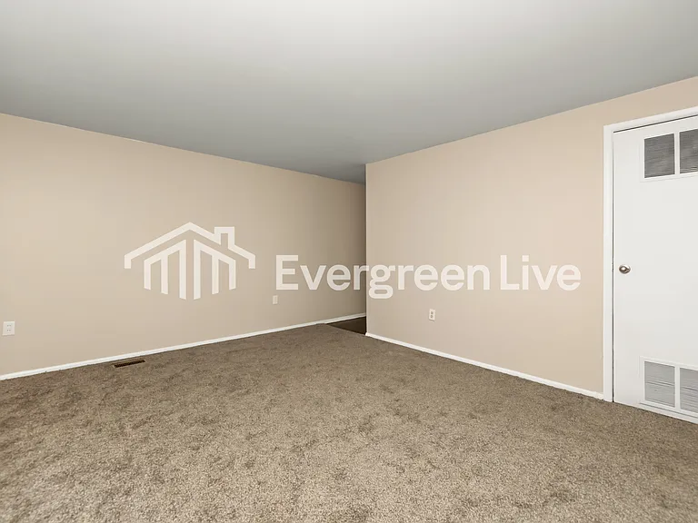 205 Tulip Dr — Photo 3