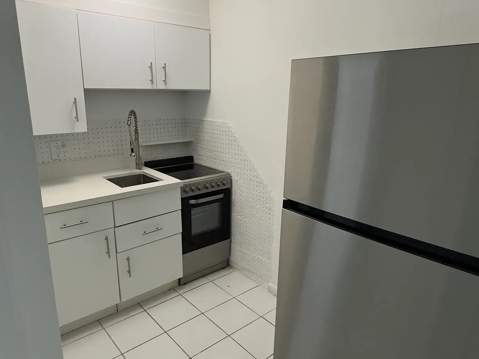 51 Edgewater Dr — Photo 3
