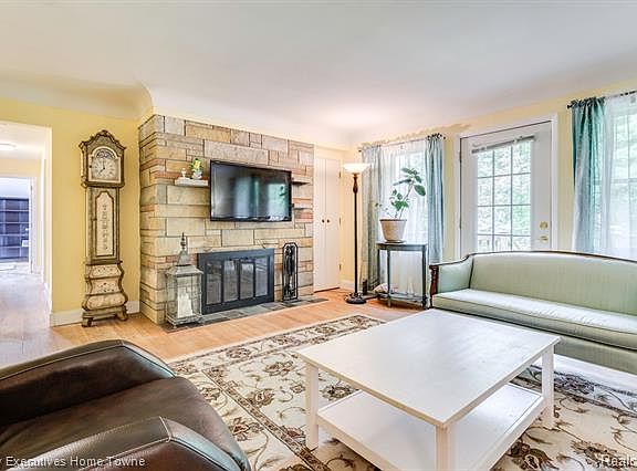 2nd image of 3031 W Woodland Dr