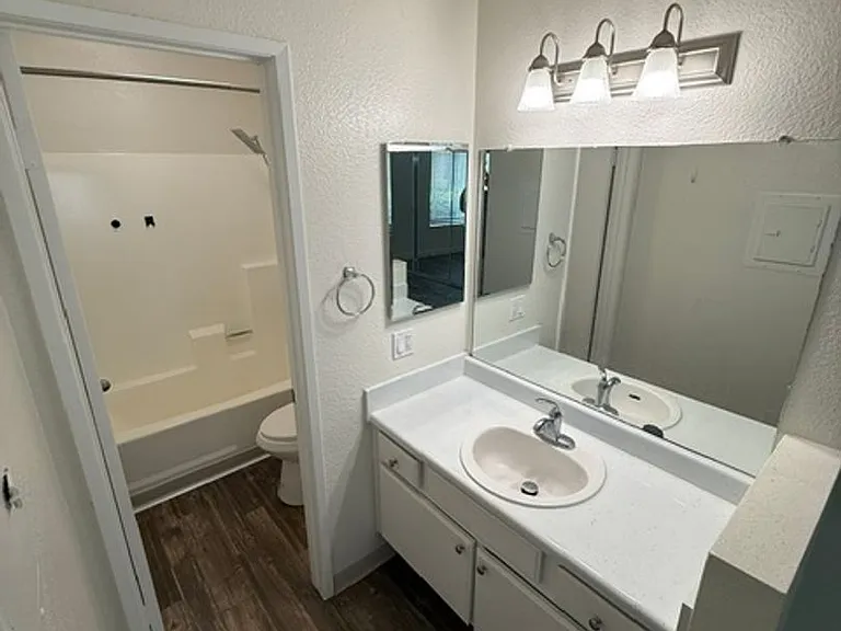 BONITA COURT APARTMENTS — Photo 10