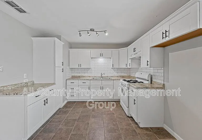 6209 Shadydell Dr — Photo 7