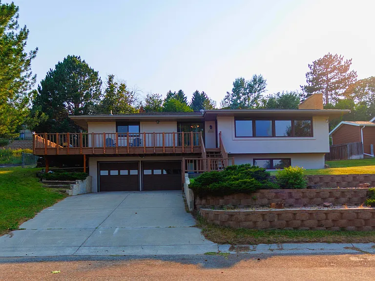 2750 Greenbriar Dr — Photo 2