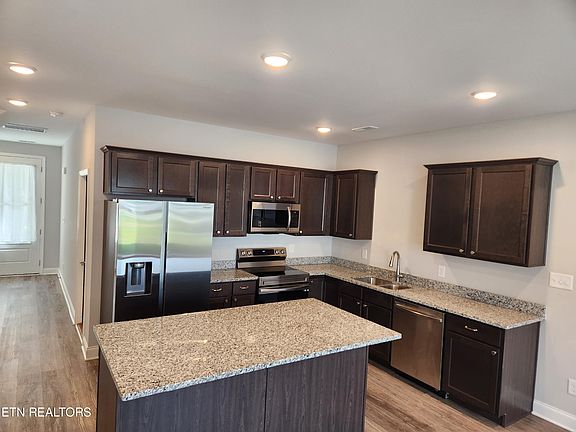 5th image of 7429 Thomas Ln
