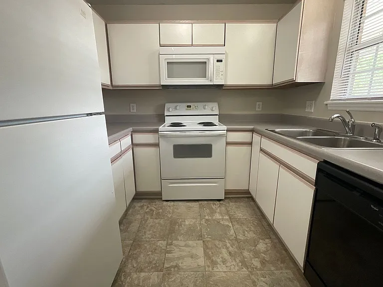 Meridian Park Apartments — Photo 21