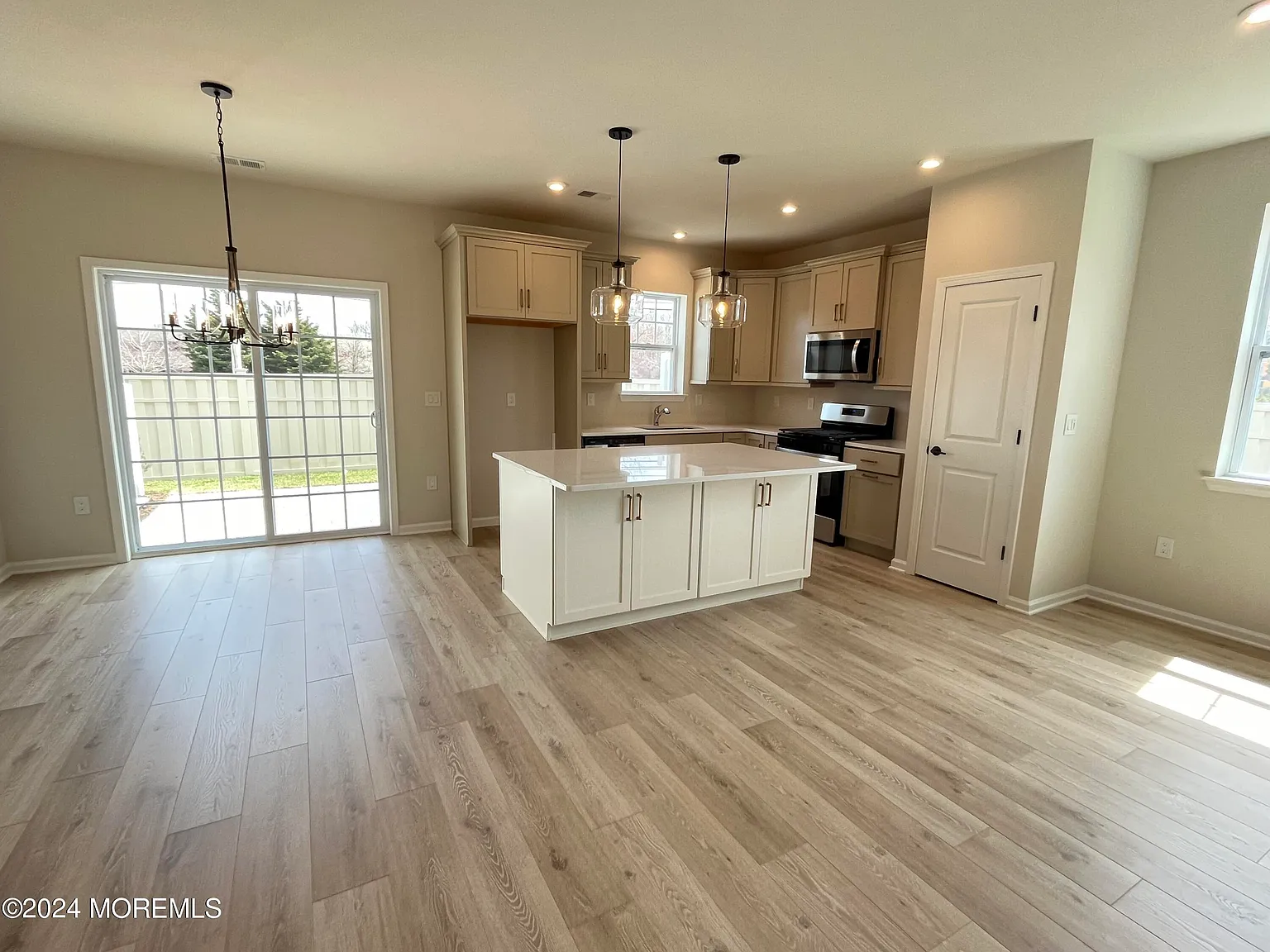 3 bed, 2.5 bath, 1842 sqft, $4,400 — Photo 4