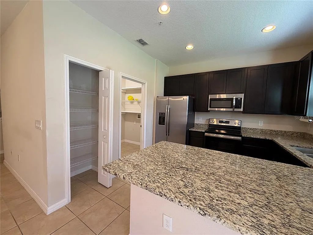 3 bed, 2.5 bath, 1550 sqft, $2,200 — Photo 4