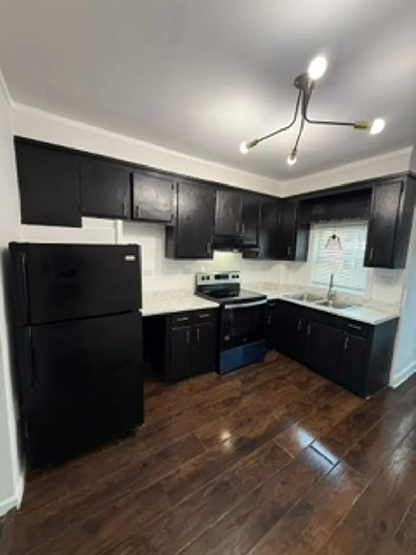 523 E End Ave — Photo 1