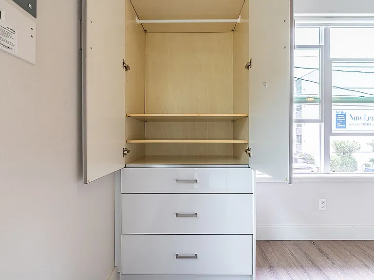 1722 Summit — Photo 32