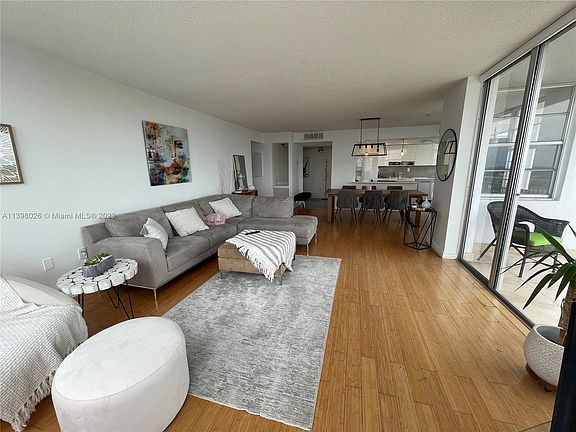 2nd image of 18011 Biscayne Blvd #11041