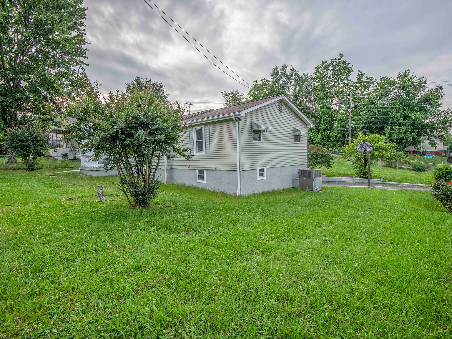 3 bed, 2111 sqft, $2,300 — Photo 4