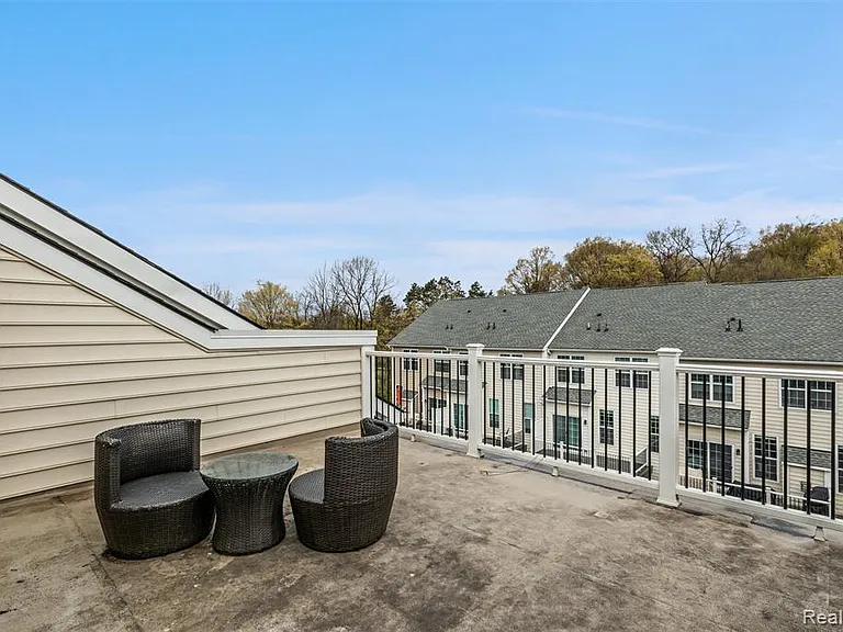 2769 Ashcombe Dr — Photo 42