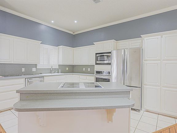 5th image of 501 W 11th St