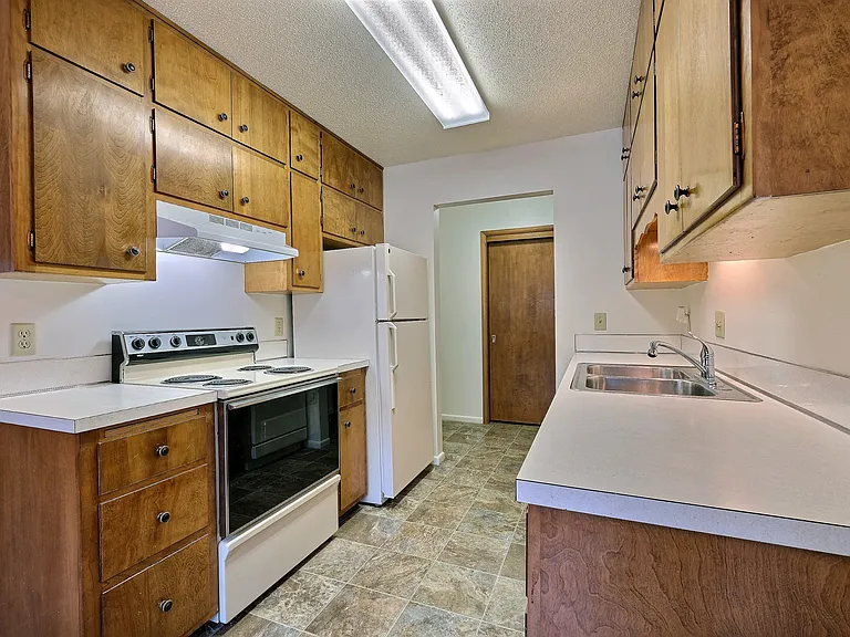 Fargo, ND Emerald Apartments | Kitchen