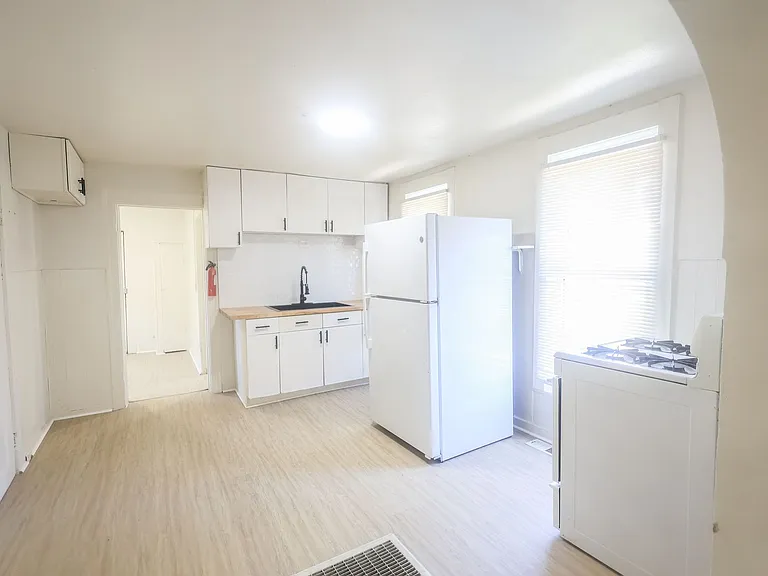 1028 W 5th St — Photo 18