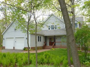 10644 Aqua Ln, South Lyon, MI 48178