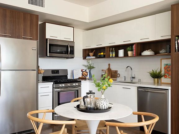2nd image of 733 N Hudson Ave APT 218