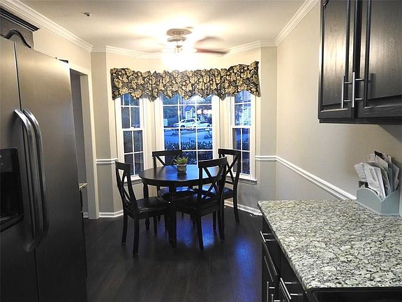 5th image of 581 Saint James Walk SE