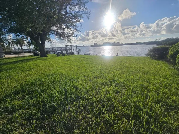 5688 Oakhurst Dr, Seminole, FL 33772