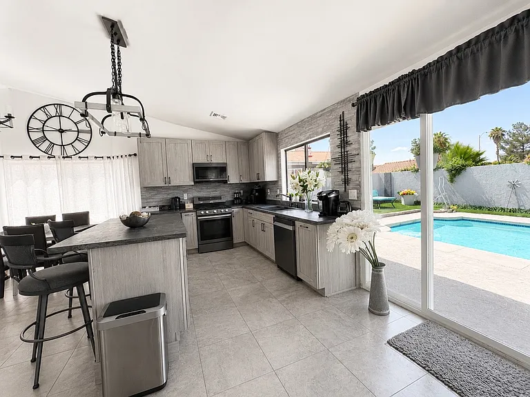 493 Chelsea Dr — Photo 4