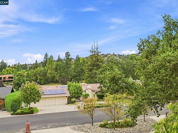 5th image of 2516 Roundhill Dr