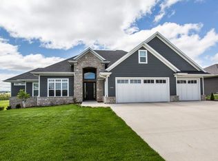 2056 Creek Wood Dr, Dubuque, IA 52003