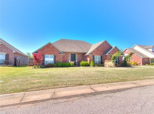 932 NW 35th St, Moore, OK 73160