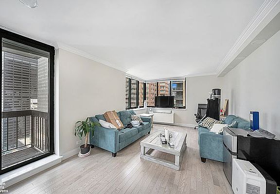 5th image of 250 E 40th St APT 30B