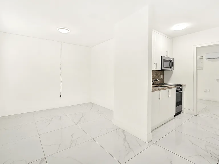4 Sidonia Ave — Photo 1