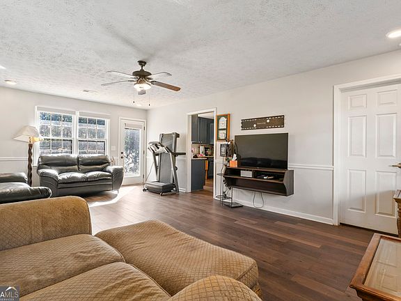 4th image of 215 Cowan Rd