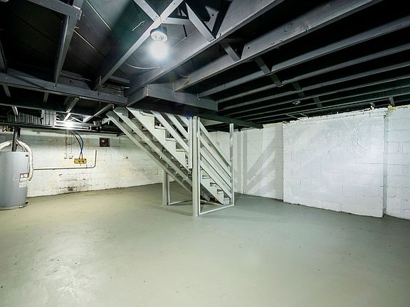 2nd image of 381-395 Carpenter St #389