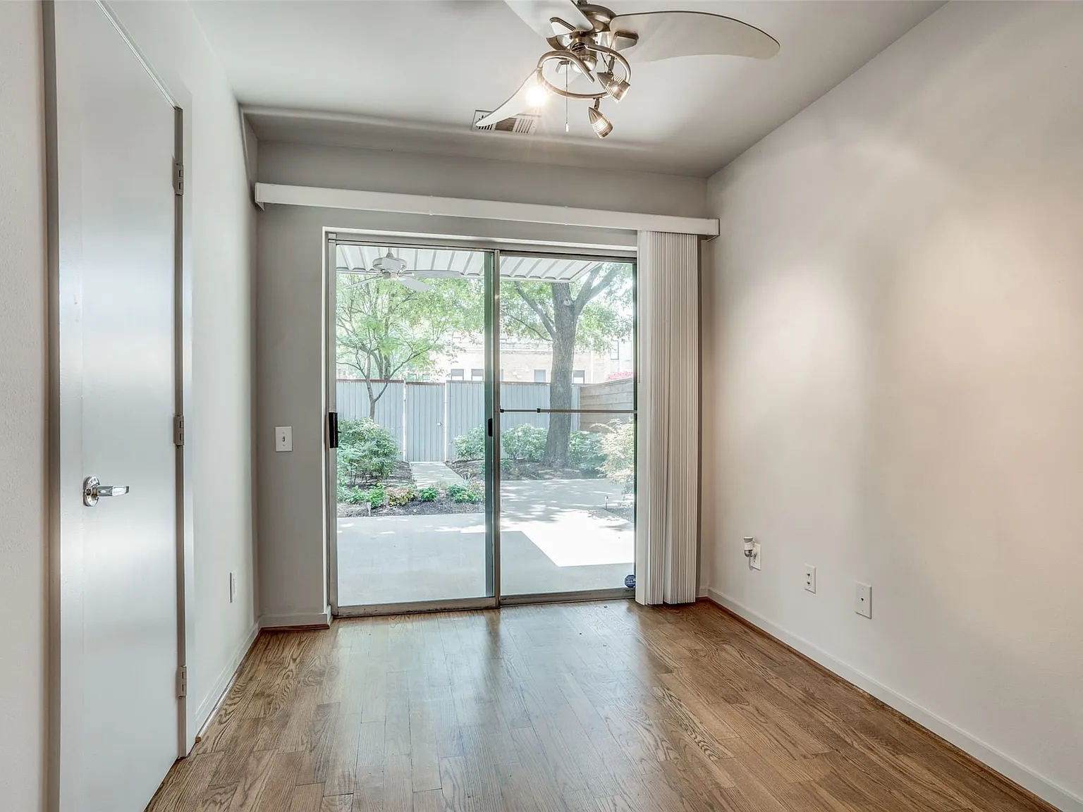3 bed, 2.0 bath, 1974 sqft, $3,475 — Photo 3