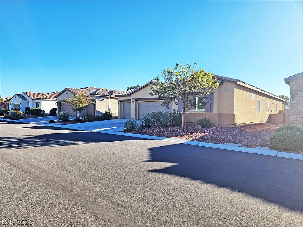 3 bed, 2.0 bath, 2006 sqft, $2,300 — Photo 3