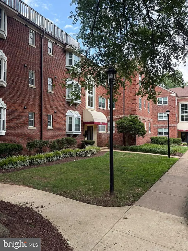 2 bed, 679 sqft, $2,700 — Photo 2