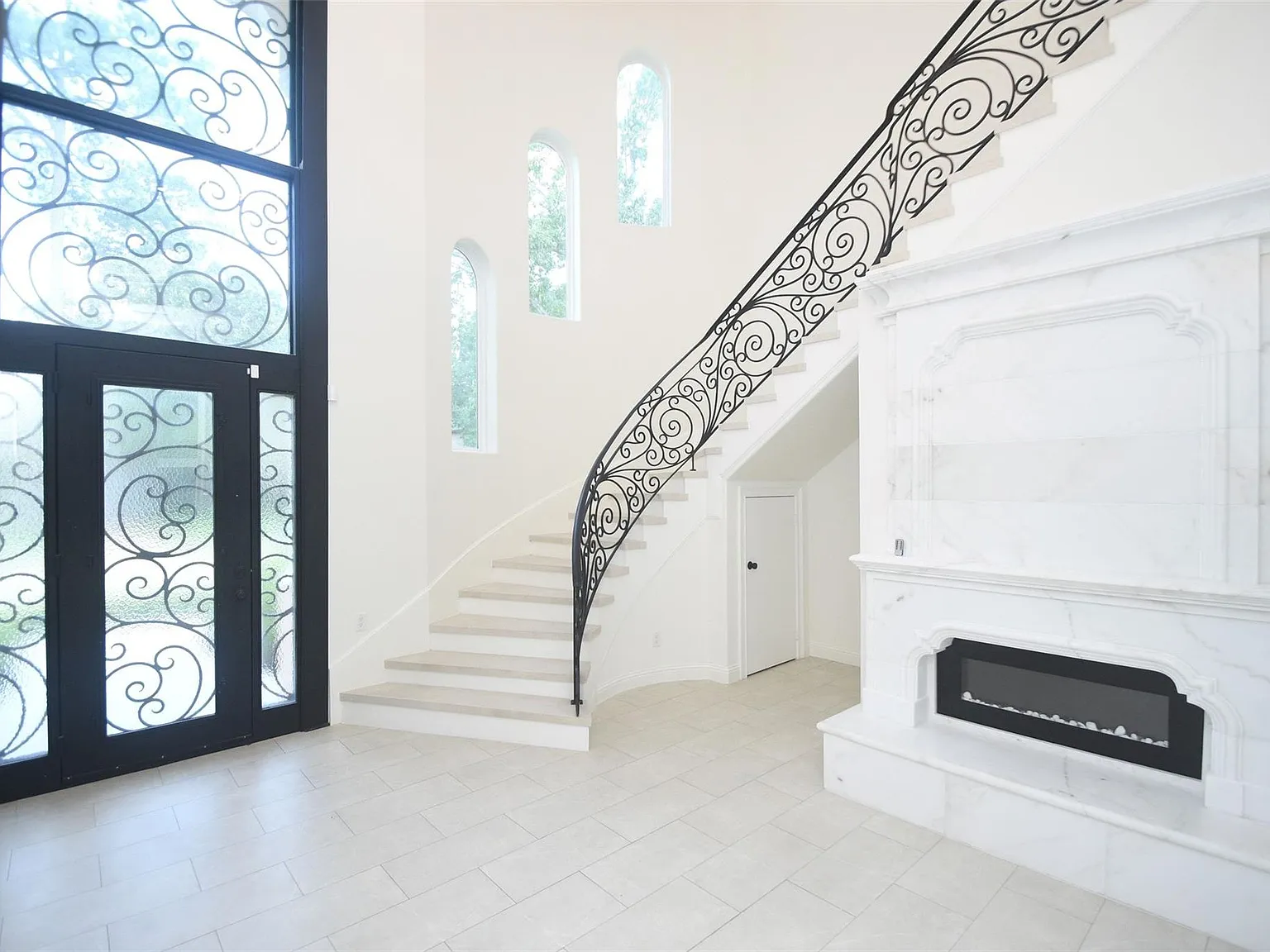 5 bed, 4.5 bath, 5122 sqft, $9,900 — Photo 4